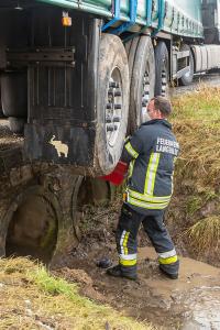 Kurve unterschätzt - Sattelanhänger rutscht in einen Wassergraben