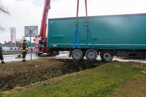 Kurve unterschätzt - Sattelanhänger rutscht in einen Wassergraben