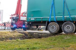 Kurve unterschätzt - Sattelanhänger rutscht in einen Wassergraben