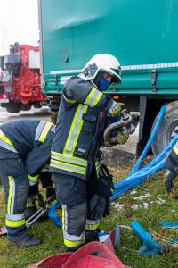 Kurve unterschätzt - Sattelanhänger rutscht in einen Wassergraben