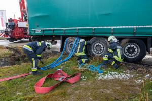 Kurve unterschätzt - Sattelanhänger rutscht in einen Wassergraben