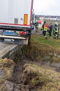 Kurve unterschätzt - Sattelanhänger rutscht in einen Wassergraben