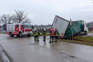 Kurve unterschätzt - Sattelanhänger rutscht in einen Wassergraben