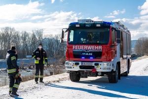 Vermeintlich angefrorene Schwäne führen zu einem Feuerwehreinsatz