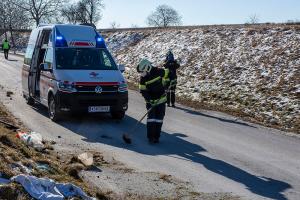 Fahrzeuglenker nach Überschlag im Fahrzeug eingeschlossen