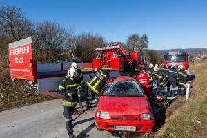 Fahrzeuglenker nach Überschlag im Fahrzeug eingeschlossen