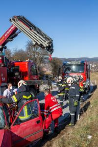 Fahrzeuglenker nach Überschlag im Fahrzeug eingeschlossen