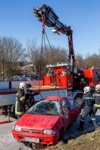 Fahrzeuglenker nach Überschlag im Fahrzeug eingeschlossen