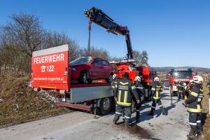 Fahrzeuglenker nach Überschlag im Fahrzeug eingeschlossen