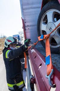 Fahrzeuglenker nach Überschlag im Fahrzeug eingeschlossen