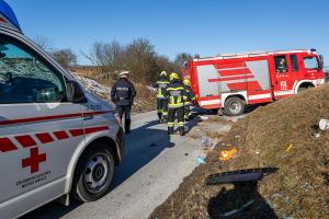 Fahrzeuglenker nach Überschlag im Fahrzeug eingeschlossen