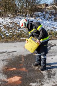 Fahrzeuglenker nach Überschlag im Fahrzeug eingeschlossen