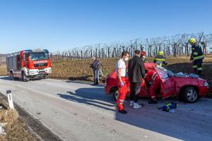 Fahrzeuglenker nach Überschlag im Fahrzeug eingeschlossen