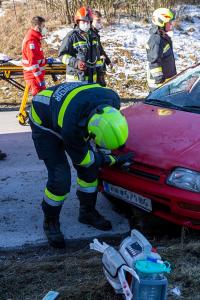 Fahrzeuglenker nach Überschlag im Fahrzeug eingeschlossen