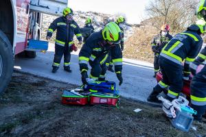 Fahrzeuglenker nach Überschlag im Fahrzeug eingeschlossen