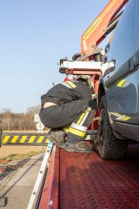 Riesiges Glück für Pkw-Lenker beim einer Kollision mit einem Triebwagen