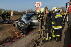 Riesiges Glück für Pkw-Lenker beim einer Kollision mit einem Triebwagen