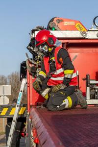 Riesiges Glück für Pkw-Lenker beim einer Kollision mit einem Triebwagen