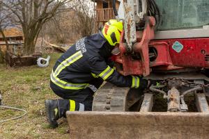 Umgekippter Kompaktbagger von der Feuerwehr geborgen