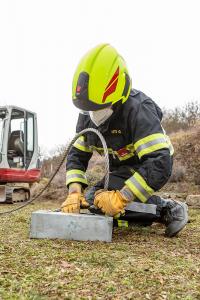 Umgekippter Kompaktbagger von der Feuerwehr geborgen