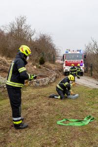 Umgekippter Kompaktbagger von der Feuerwehr geborgen