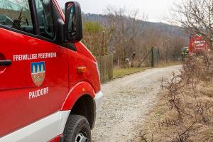 Umgekippter Kompaktbagger von der Feuerwehr geborgen