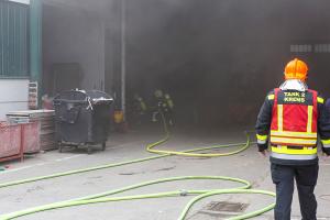 Brand einer Maschine in einer Lagerhalle