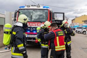 Brand einer Maschine in einer Lagerhalle