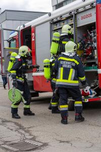 Brand einer Maschine in einer Lagerhalle