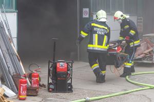 Brand einer Maschine in einer Lagerhalle