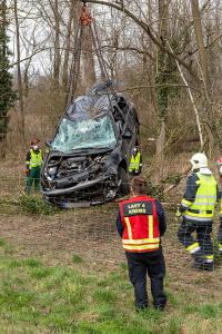 Fahrzeugüberschlag von der B37a in die Au bei Hollenburg