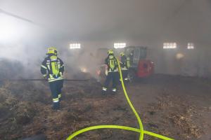 Pferdemist in einer Lagerhalle in Brand geraten