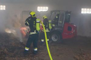 Pferdemist in einer Lagerhalle in Brand geraten