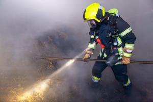 Pferdemist in einer Lagerhalle in Brand geraten