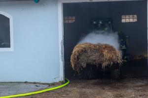 Pferdemist in einer Lagerhalle in Brand geraten