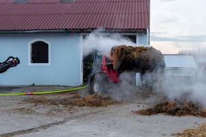 Pferdemist in einer Lagerhalle in Brand geraten