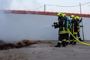 Pferdemist in einer Lagerhalle in Brand geraten