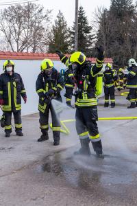 Pferdemist in einer Lagerhalle in Brand geraten