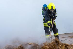 Pferdemist in einer Lagerhalle in Brand geraten