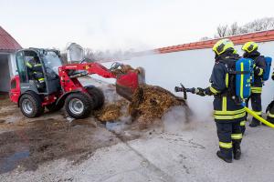 Pferdemist in einer Lagerhalle in Brand geraten