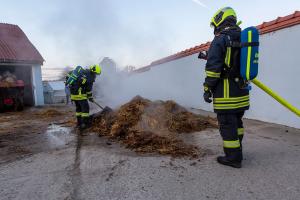 Pferdemist in einer Lagerhalle in Brand geraten