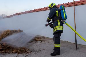 Pferdemist in einer Lagerhalle in Brand geraten