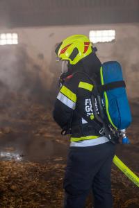 Pferdemist in einer Lagerhalle in Brand geraten