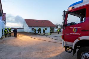 Pferdemist in einer Lagerhalle in Brand geraten