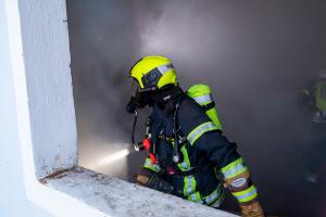 Pferdemist in einer Lagerhalle in Brand geraten