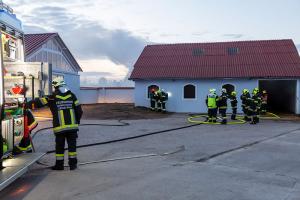 Pferdemist in einer Lagerhalle in Brand geraten