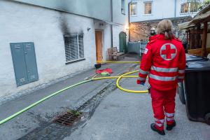 Katze bei Brand in Krems-Stein aus verrauchter Wohnung gerettet