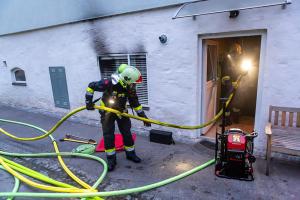 Katze bei Brand in Krems-Stein aus verrauchter Wohnung gerettet