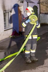 Katze bei Brand in Krems-Stein aus verrauchter Wohnung gerettet