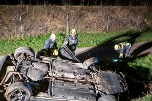 Fahrzeugüberschlag auf der B37 - Fahrzeuglenkerin unverletzt